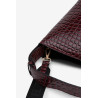 Bolso de hombro efecto cocodrilo, con acabado charolado y cierre magnético. Asa fija y ajustable.