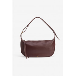 Bolso de hombro en tono burdeos con cierre de cremallera dorada y correa ajustable.