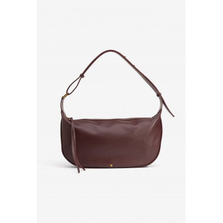 Bolso de hombro en tono burdeos con cierre de cremallera dorada y correa ajustable.