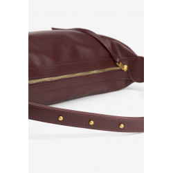 Bolso de hombro en tono burdeos con cierre de cremallera dorada y correa ajustable.
