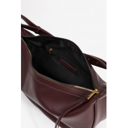 Bolso de hombro en tono burdeos con cierre de cremallera dorada y correa ajustable.