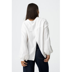 Blusa blanca de manga larga con rayas verticales y detalles brillantes. Botones frontales y puños elásticos.
