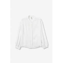 Blusa blanca de manga larga con rayas verticales y detalles brillantes. Botones frontales y puños elásticos.