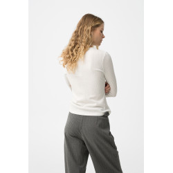 Camiseta ajustada  con manga larga y detalle de abertura con hebillas metálicas