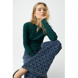 Camiseta ajustada  con manga larga y detalle de abertura con hebillas metálicas