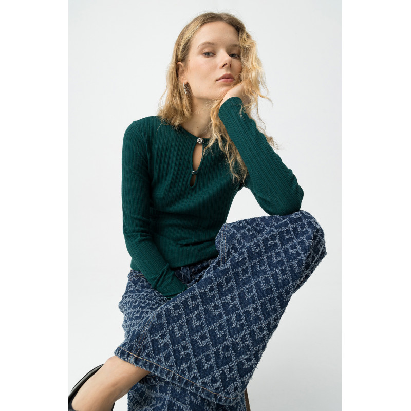 Camiseta ajustada  con manga larga y detalle de abertura con hebillas metálicas