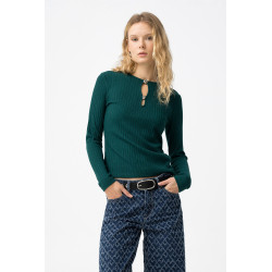 Camiseta ajustada  con manga larga y detalle de abertura con hebillas metálicas