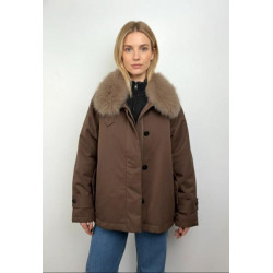 Parka cuello chimenea con pelo, cierre frontal con cremallera y solapa, manga larga con detalle botón en las mangas