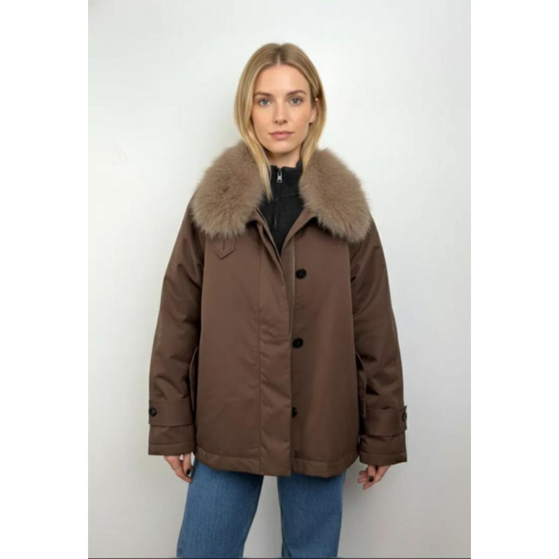 Parka cuello chimenea con pelo, cierre frontal con cremallera y solapa, manga larga con detalle botón en las mangas