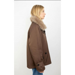 Parka cuello chimenea con pelo, cierre frontal con cremallera y solapa, manga larga con detalle botón en las mangas