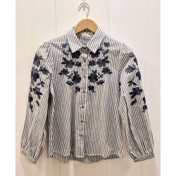 Esta camisa es la combinación perfecta de clásico y moderno. Las rayas atemporales se combinan con un delicado bordado floral. C