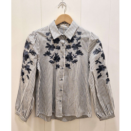 Esta camisa es la combinación perfecta de clásico y moderno. Las rayas atemporales se combinan con un delicado bordado floral. C