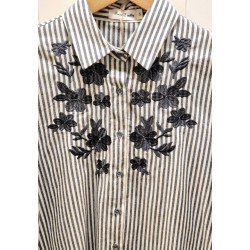 Esta camisa es la combinación perfecta de clásico y moderno. Las rayas atemporales se combinan con un delicado bordado floral. C