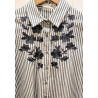 Esta camisa es la combinación perfecta de clásico y moderno. Las rayas atemporales se combinan con un delicado bordado floral. C
