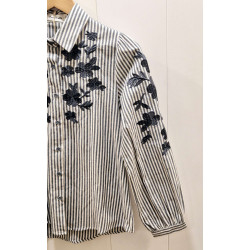 Esta camisa es la combinación perfecta de clásico y moderno. Las rayas atemporales se combinan con un delicado bordado floral. C