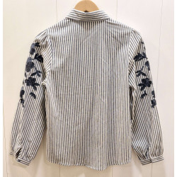 Esta camisa es la combinación perfecta de clásico y moderno. Las rayas atemporales se combinan con un delicado bordado floral. C