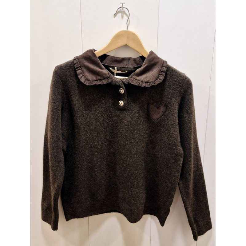 Jersey cuello polo, tejido micro pana con cierre botones. Manga larga. Detalle corazón