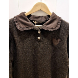 Jersey cuello polo, tejido micro pana con cierre botones. Manga larga. Detalle corazón