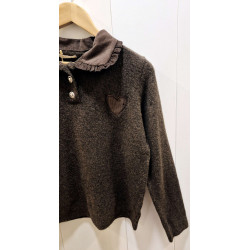 Jersey cuello polo, tejido micro pana con cierre botones. Manga larga. Detalle corazón