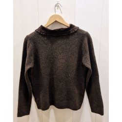 Jersey cuello polo, tejido micro pana con cierre botones. Manga larga. Detalle corazón