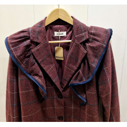 Chaqueta cuello solapa, cierre frontal con botones, manga larga. Estampado de cuadros, detalle volante ribeteado en terciopelo