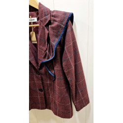 Chaqueta cuello solapa, cierre frontal con botones, manga larga. Estampado de cuadros, detalle volante ribeteado en terciopelo