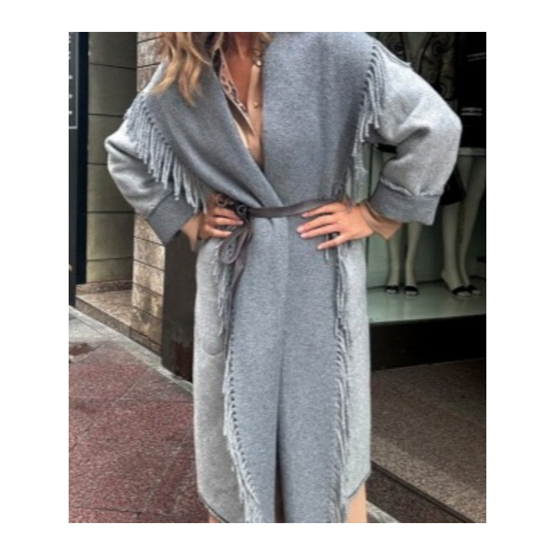 Chaqueta diseño bohemio/casual con flecos largos a lo largo del cuello, la parte delantera y el dobladillo. Se ajusta con cintur