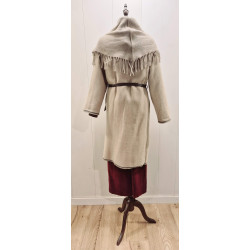 Chaqueta diseño bohemio/casual con flecos largos a lo largo del cuello, la parte delantera y el dobladillo. Se ajusta con cintur