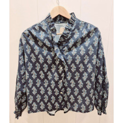 Blusa con estampado floral, cuello solapa con volante, cierre frontal con botones, mangas largas con puños fruncidos