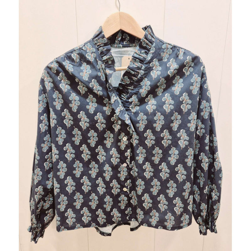 Blusa con estampado floral, cuello solapa con volante, cierre frontal con botones, mangas largas con puños fruncidos