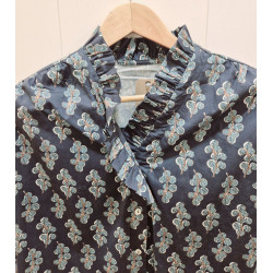 Blusa con estampado floral, cuello solapa con volante, cierre frontal con botones, mangas largas con puños fruncidos