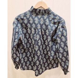 Blusa con estampado floral, cuello solapa con volante, cierre frontal con botones, mangas largas con puños fruncidos