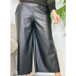 Pantalón estilo culotte de tejido polipiel , bolsillos laterales, cintura de goma en la parte trasera para mayor comodidad