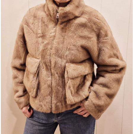 Chaqueta corta de pelo, con cuello alto y bolsillos solapa, cierre frontal cremallera