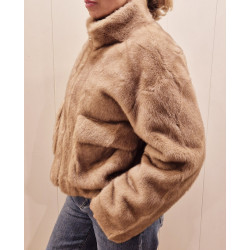 Chaqueta corta de pelo, con cuello alto y bolsillos solapa, cierre frontal cremallera