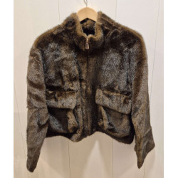 Chaqueta corta de pelo, con cuello alto y bolsillos solapa, cierre frontal cremallera