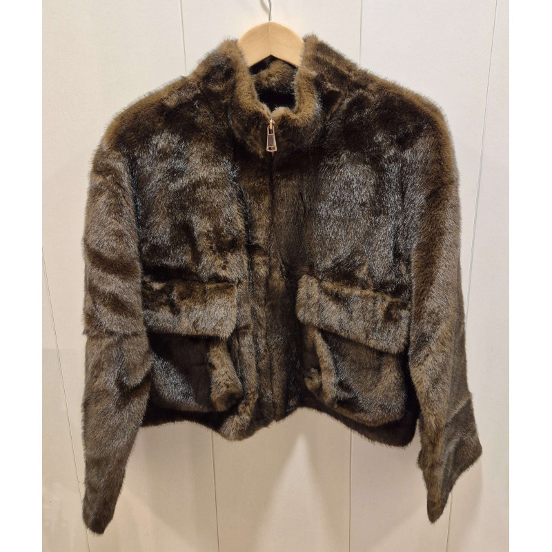 Chaqueta corta de pelo, con cuello alto y bolsillos solapa, cierre frontal cremallera