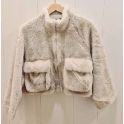 Chaqueta corta de pelo, con cuello alto y bolsillos solapa, cierre frontal cremallera