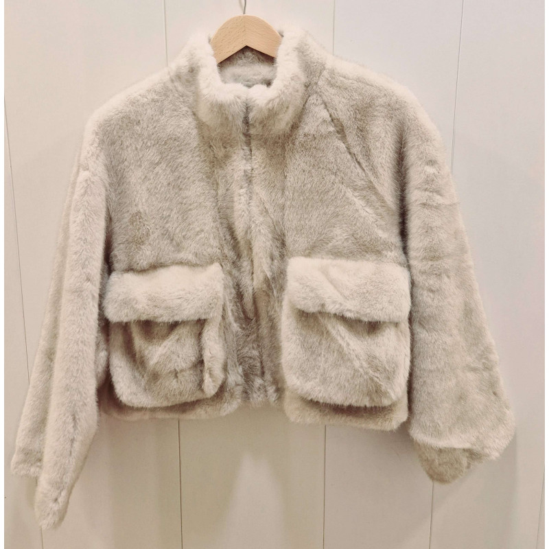Chaqueta corta de pelo, con cuello alto y bolsillos solapa, cierre frontal cremallera