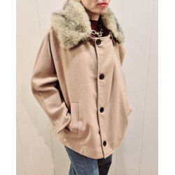 Chaqueta estilo corto con cuello pelo sintético extraíble, cierre frontal con botones