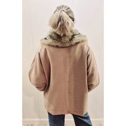 Chaqueta estilo corto con cuello pelo sintético extraíble, cierre frontal con botones