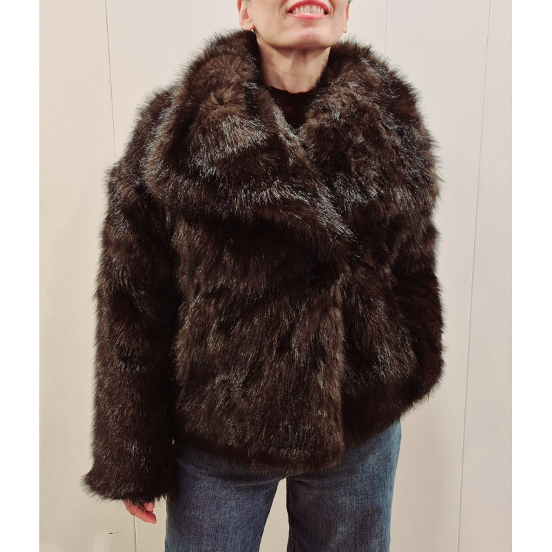 Chaqueta corta piel sintética con cuello amplio y un corte que llega a la altura de la cadera