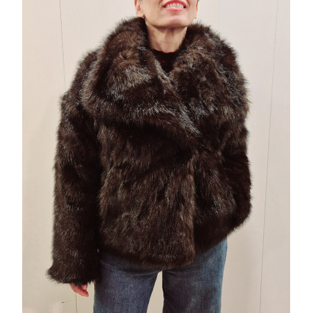 Chaqueta corta piel sintética con cuello amplio y un corte que llega a la altura de la cadera