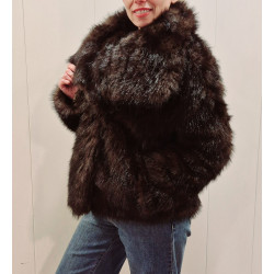 Chaqueta corta piel sintética con cuello amplio y un corte que llega a la altura de la cadera