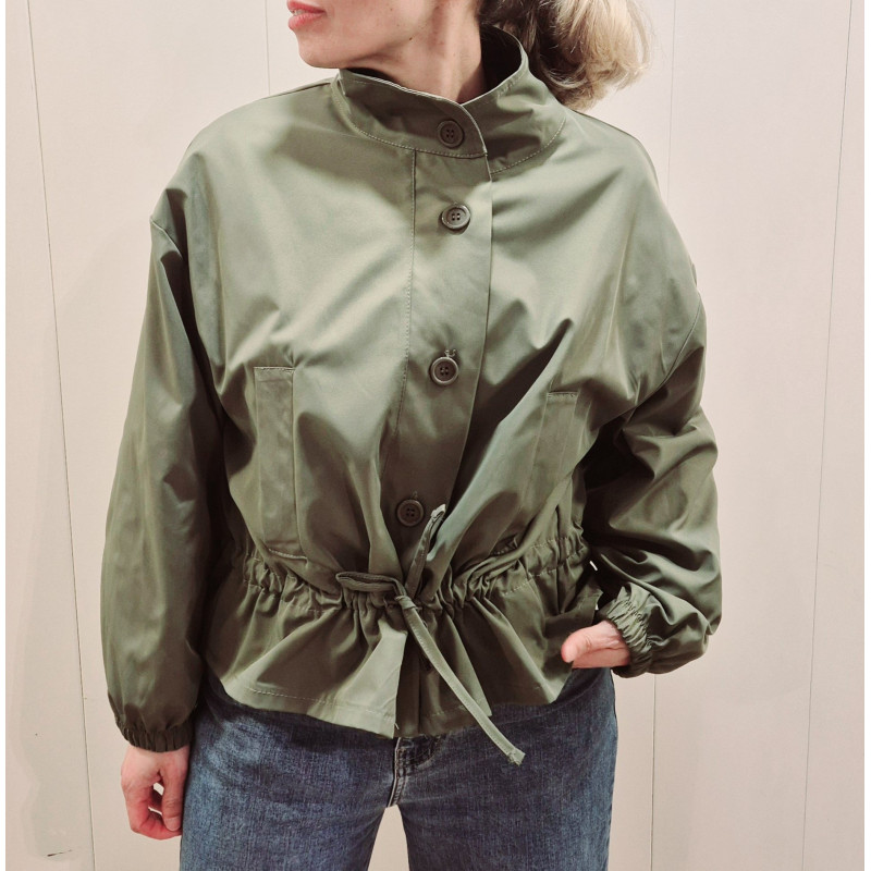 Bomber con cuello alto, cierre botones frontal, cordón ajustable en el bajo, bolsillos de solapa