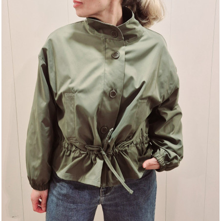 Bomber con cuello alto, cierre botones frontal, cordón ajustable en el bajo, bolsillos de solapa