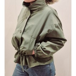 Bomber con cuello alto, cierre botones frontal, cordón ajustable en el bajo, bolsillos de solapa