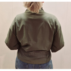 Bomber con cuello alto, cierre botones frontal, cordón ajustable en el bajo, bolsillos de solapa