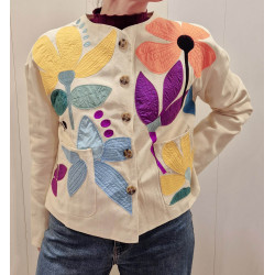Chaqueta corta con apliques florales, cierre frontal con botones, bolsillos parche