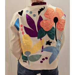 Chaqueta corta con apliques florales, cierre frontal con botones, bolsillos parche